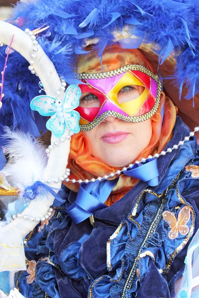 Femme portant un masque coloré pendant le Carnaval de Venise — Photo