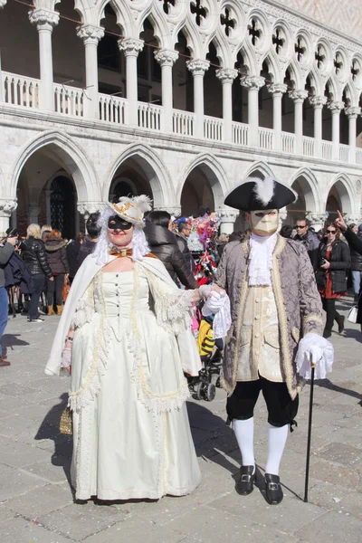 Pareja enmascarada caminando en Venecia —  Fotos de Stock