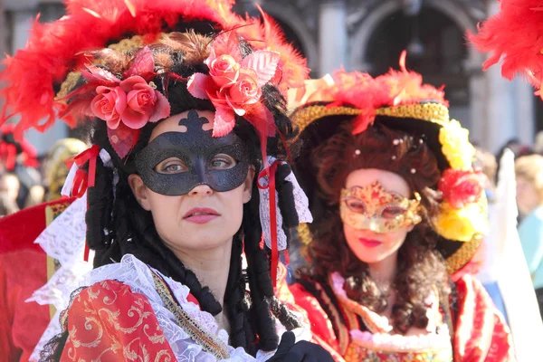 Dvě červené maskovaných žen na karneval v Benátkách — Stock fotografie