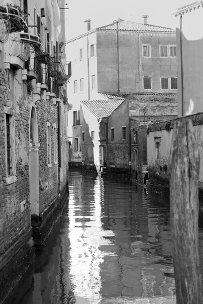 在黑色和白色的威尼斯运河 — 图库照片