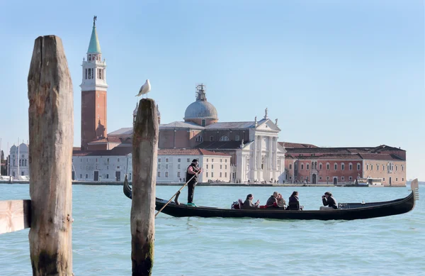 Gondolier könyv turisták Velencében — Stock Fotó