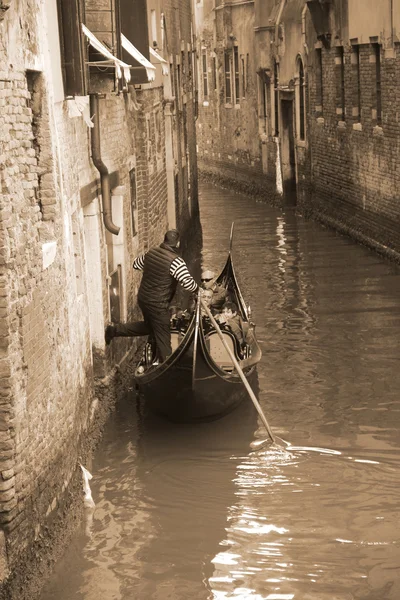 Szállító turisták Velencében, szépiatónusú Gondolier — Stock Fotó