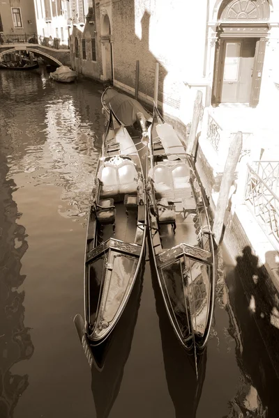 Gôndolas amarradas em Veneza — Fotografia de Stock