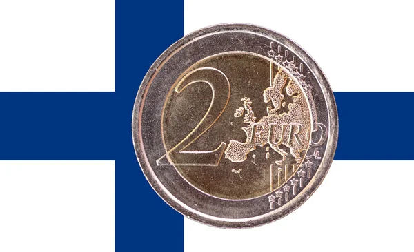 Gemeenschappelijke zijde van twee euro munt op de vlag van Finland — Stockfoto