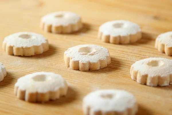 Italské canestrelli soubory cookie na dřevěný stůl — Stock fotografie