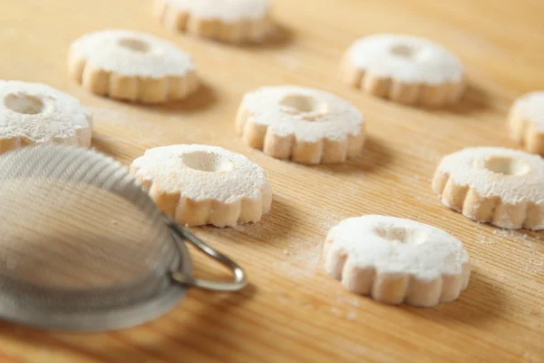 Italské canestrelli cookies s sítko pro moučkový cukr — Stock fotografie
