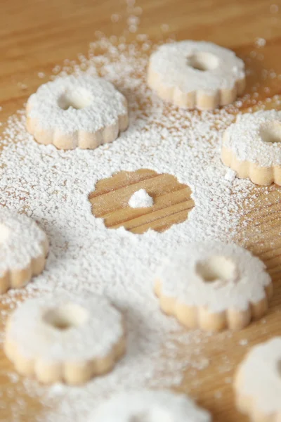 Italské canestrelli sušenky sypané moučkovým cukrem s chybějící soubor cookie — Stock fotografie