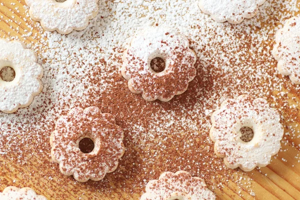 Italské canestrelli sušenky s moučkový cukr a kakao — Stock fotografie