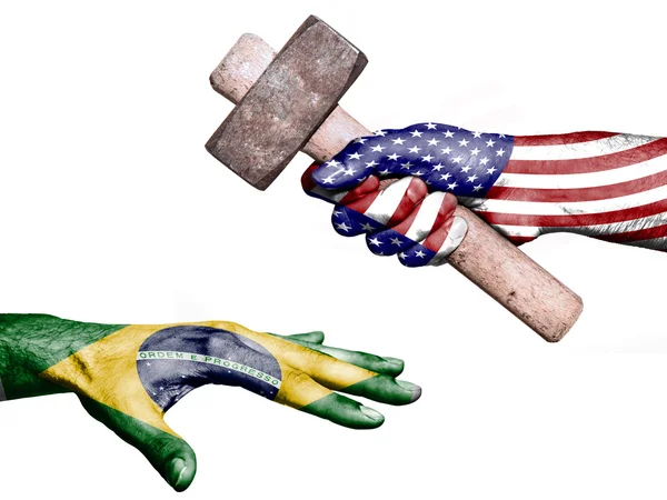 Estados Unidos atingindo o Brasil com um martelo pesado — Fotografia de Stock