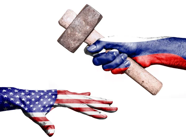 Rússia batendo Estados Unidos com um martelo pesado — Fotografia de Stock