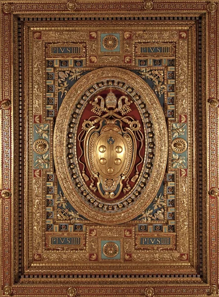 Rich gilded ceiling inlaid in St. John Lateran — Stock Photo, Image