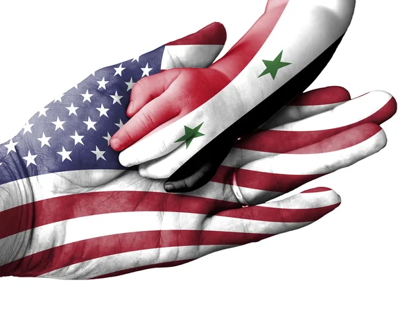 Взрослый мужчина держит руку младенца с обложенными флагами США и Сирии. Изолированные на белом Лицензионные Стоковые Фото