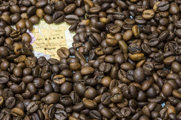 Mapa do Quênia sob um fundo de grãos de café — Fotografia de Stock