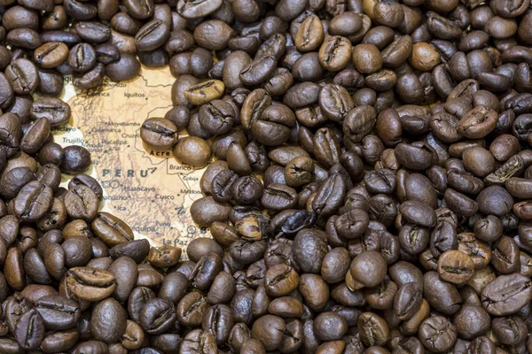 Mapa do Peru sob um fundo de grãos de café — Fotografia de Stock