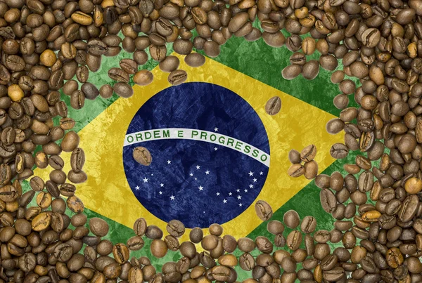 Bandera de Brasil bajo una textura de fondo de granos de café tostados —  Fotos de Stock