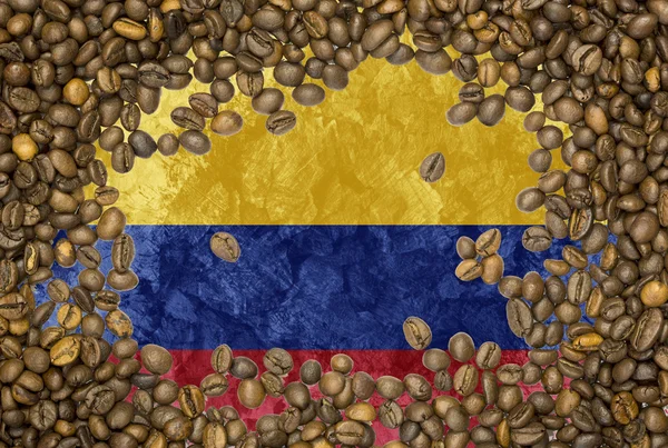 Bandera de Colombia bajo una textura de fondo de granos de café tostados — Foto de Stock