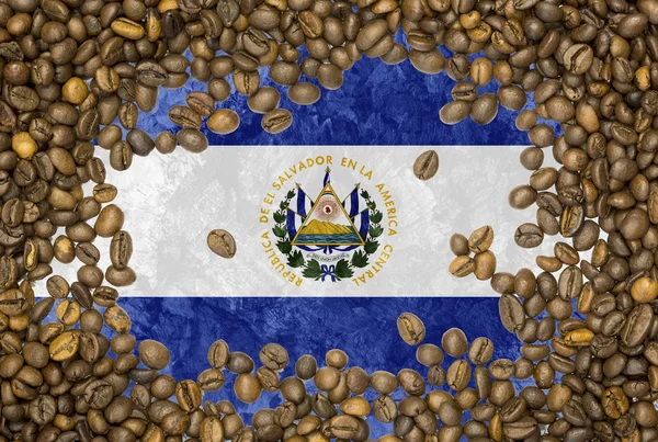 Bandeira de El Salvador sob uma textura de fundo de grãos de café torrado — Fotografia de Stock