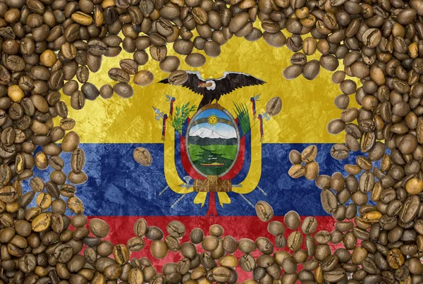 Bandera de Ecuador bajo una textura de fondo de granos de café tostados —  Fotos de Stock