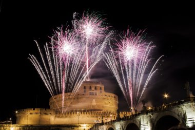 Geleneksel fireworks üzerinde Castel Sant' Angelo, Roma, İtalya