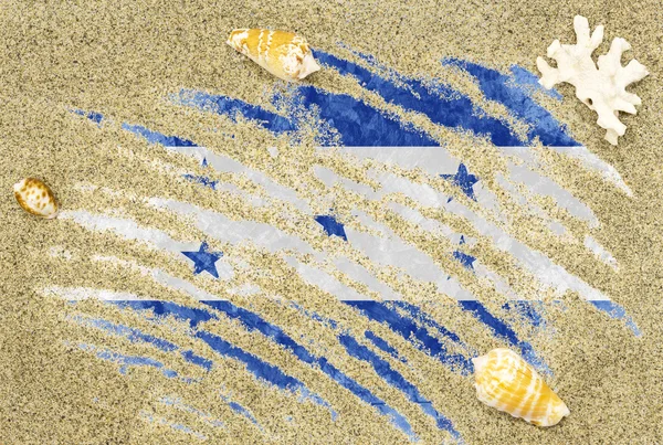 Flagge der honduras unter einem Strand Hintergrund — Stockfoto