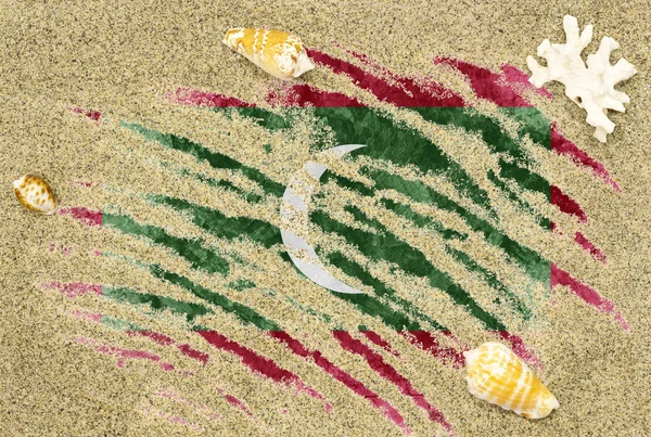 ธงของมัลดีฟส์ภายใต้พื้นหลังชายหาด — ภาพถ่ายสต็อก