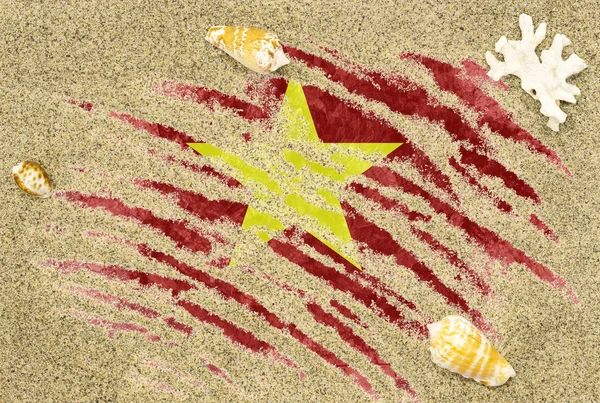 ธงของเวียดนามภายใต้พื้นหลังชายหาด — ภาพถ่ายสต็อก