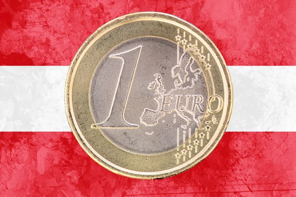 Ein-Euro-Münze auf der Flagge Österreichs als Hintergrund — Stockfoto