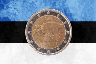 Estonya iki Euro madeni para ile arka plan olarak Estonya bayrağı