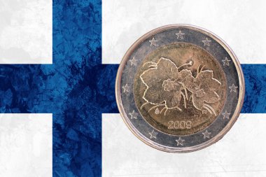 Fin iki Euro madeni para ile arka plan olarak Finlandiya bayrağı