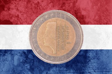 Hollandalı iki Euro madeni para ile arka plan olarak Hollanda bayrağı