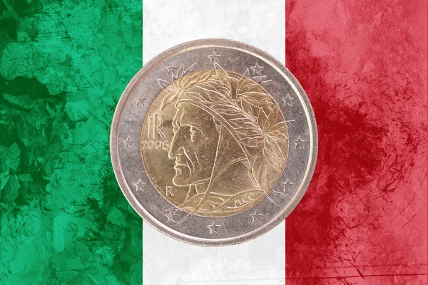 背景としてイタリアの国旗とイタリアの 2 ユーロ硬貨 — ストック写真