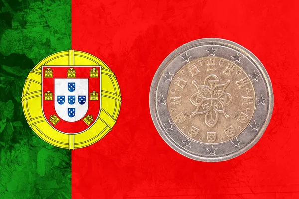 Moeda portuguesa de dois euros com a bandeira de Portugal como fundo — Fotografia de Stock