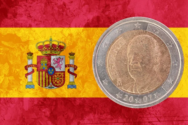 Moneda española de dos euros con bandera de España como fondo — Foto de Stock