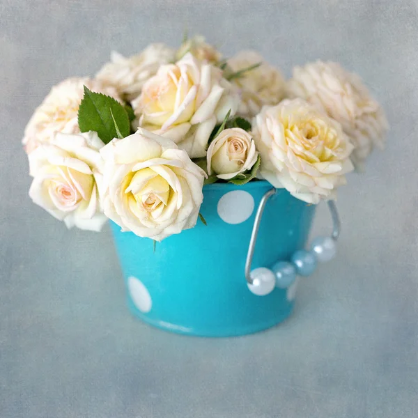 Gele rozen in een vaas — Stockfoto