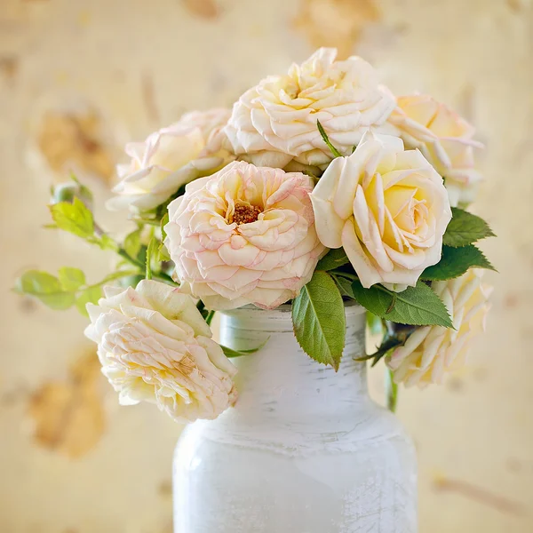 Rosas amarelas em um vaso — Fotografia de Stock