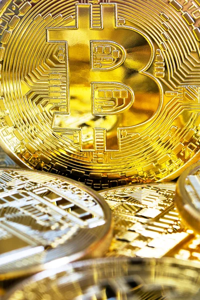 Bitcoins dourados close-up  . — Fotografia de Stock