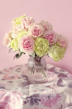Vazoda taze güllerle dolu bir hayat. Pastel tonlama. Yumuşak odak.
