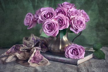 Koyu kahverengi arka planda vazoda duran güzel mor güller. .