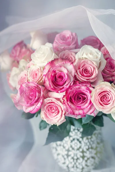 Luminoso Bouquet Bellissime Rose Una Brocca Ceramica Focus Morbido — Foto Stock