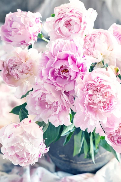 Delikatne Różowe Kwiaty Piwonii Szklanym Wazonie Stole — Zdjęcie stockowe