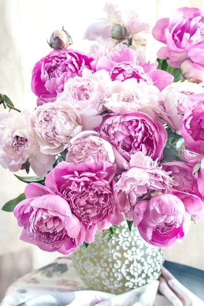 Zarte Rosa Pfingstrosenblüten Einer Glasvase Auf Dem Tisch Stockfoto