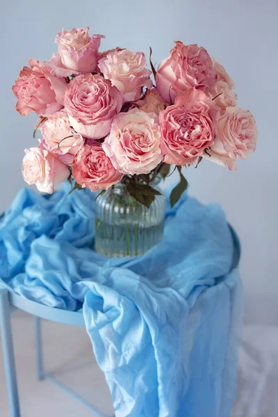 Zátiší Čerstvými Růžemi Váze Pastelová Tonalita Měkké Zaměření — Stock fotografie