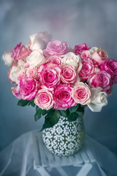 Schöne Frische Rosen Auf Einem Tisch Weicher Fokus — Stockfoto