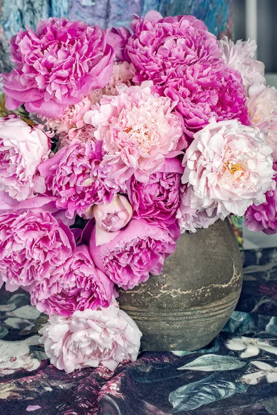 Zarte Rosa Pfingstrosenblüten Einer Glasvase Auf Dem Tisch — Stockfoto