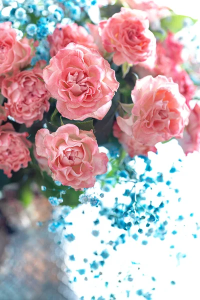 Hermosas Rosas Frescas Una Mesa Enfoque Suave —  Fotos de Stock