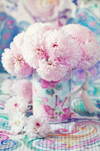 Flores em uma bela caneca — Fotografia de Stock