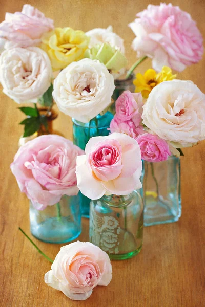 Roses in a vase — Stock Photo, Image