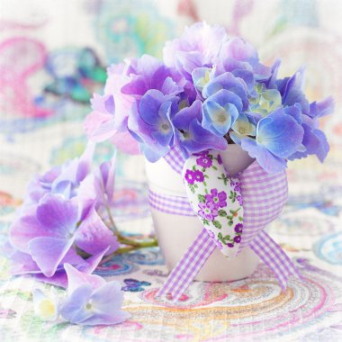 Mor ortanca çiçekleri