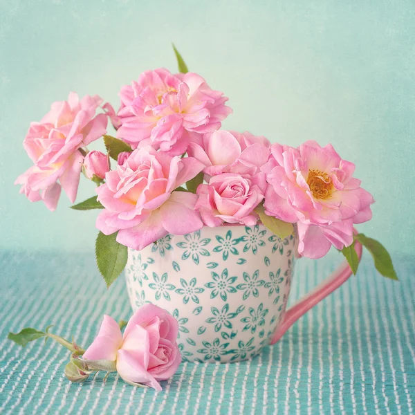 Rose in una tazza — Foto Stock