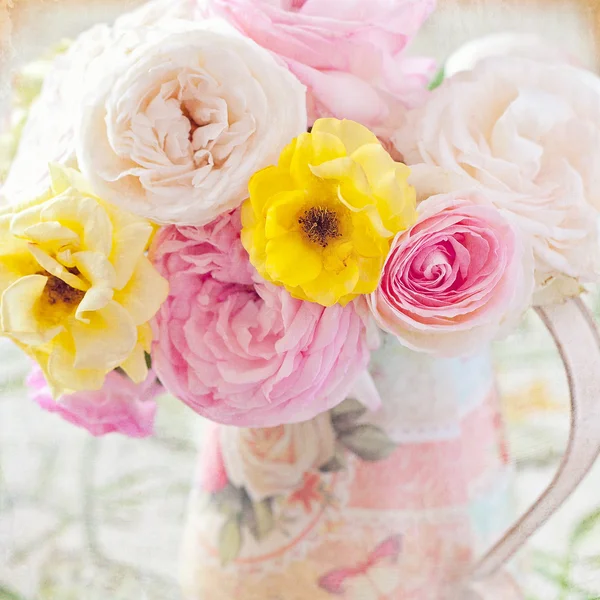 Rosas en un jarrón — Foto de Stock